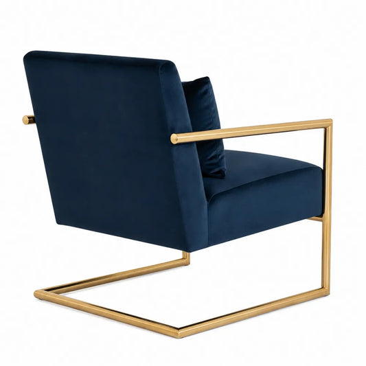 Poltrona in velluto blu con struttura dorata